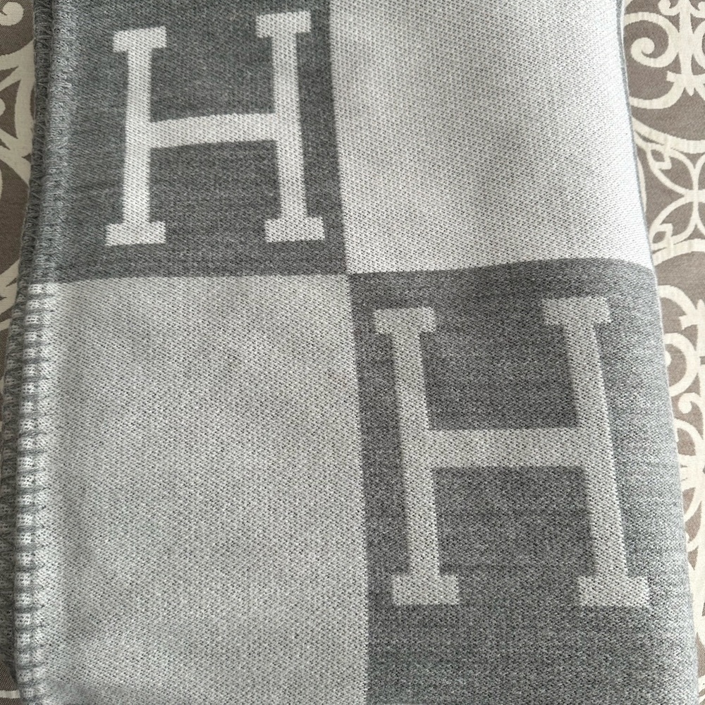 Hermes Avalon III Signature H Gris Clair & Ecru Gray & white color Throw Blanket